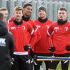 André Hahn, Florian Niederlechner, Felix Uduokhai, Arne Maier und Andi Zeqiri (von links) beim Trainingsauftakt. 