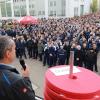 Sorgen um die Zukunft des Airbus-Werks in Donauwörth machen sich Martin Gnad (im Vordergrund), Vorsitzender des Betriebsrats, und die Gewerkschaft IG Metall. Zu einer Veranstaltung auf dem Fabrikgelände kamen rund 2000 Beschäftigte. 