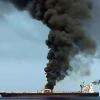 Dunkle Rauchsäulen über dem Golf: Tanker im Golf von Oman. 	 	