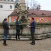 Der Adventskranz auf dem Marienbrunnen im Schlosshof in Oettingen hat einen Durchmesser von zehn Metern. Die Mariensäule zieren vier hängende Kränze. 	
