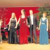 Bei dem mehrstimmigen Schlusslied traten alle Sänger nochmals gemeinsam auf die Bühne: Simone Kugelmann, Petra Halder, Andreas Saar, Lissy Hermann und Nele Endraß (von links).