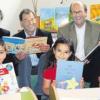 Bernd Müller, Dr. Wilhelm Wagner und Pfarrer Rauch stöberten mit den Vorschulkindern Elyesa, Ilayda und Nadide gleich in den vielen neuen Büchern.   