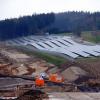 In Wellenform schlängelt sich bei Edenbergen eine neue Solaranlage entlang der A8.
