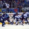 Typische Szene für das Spiel gestern zwischen dem ERC Ingolstadt (in Blau) und den Straubing Tigers: Als es ein Tigers-Verteidiger mit einem Schuss von der blauen Linie versucht herrscht viel Verkehr vor ERC-Torhüter Timo Pielmeier, John Laliberte (ganz links) versucht sich noch in die Schussbahn zu werfen. 