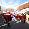 Das Ende der fünften Jahreszeit bildet im Landkreis Günzburg der Gaudiwurm im Altort Jettingen. Ausgelassen feierten die Narren bei bestem Wetter den Saison-Endspurt.