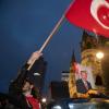 Anhänger Erdogans feierten in der Nacht zum Montag auch auf Deutschlands Straßen unter anderem mit Autokorsos. 