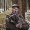 Mick Kratzeisen mit seinen Hunden im Wald.