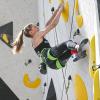 Sandra Hopfensitz sucht in der Kletterwand den richtigen Griff. Bei den Jugend-Europameisterschaften in Augsburg hatte sie keinen Erfolg.  