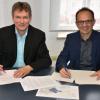 Markus Sand (links) und Martin Drexler unterzeichneten eine Vereinbarung zum Bau eines Glasfasernetzes. 