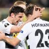 Gladbachs Torschütze Lars Stindl (l) und Jonas Hofmann jubeln über den Sieg beim AC Florenz.