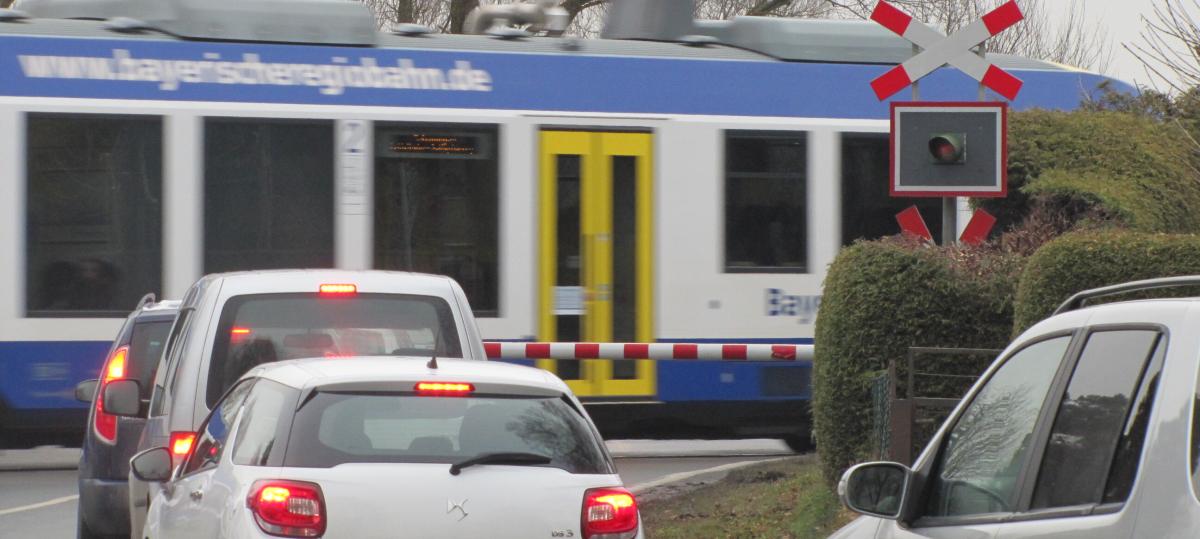 Von der Sonne geblendet: Autofahrerin fährt ungebremst durch Bahnschranke auf Gleise