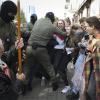Maskierte Polizisten verhaften Demonstrantinnen bei einer Kundgebung in Minsk.