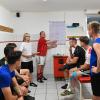 So machen wir das: Jettingens Trainer Konrad Nöbauer und seine Co-Trainerin Melanie Kling geben in der Kabine den Matchplan vor.