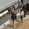 In Calais befinden sich den Behörden zufolge derzeit rund 3000 Flüchtlinge, die meisten von ihnen aus Eritrea, Äthiopien, Afghanistan und dem Sudan. 