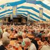 Schon 2019 und 2022 bewirtete die Lanzl Gastronomie auf dem Aichacher Volksfest, hier beim Seniorennachmittag. 