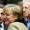 Kanzlerin Merkel auf dem EU-Sondergipfel in Brüssel. Im Hintergrund unterhalten sich der talienische Ministerpräsidenten Monti (r) und der französische Präsident Sarkozy. Foto: Olivier Hoslet dpa