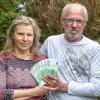 Manfred Patocka aus Wullenstetten hat beim Retro-Rätsel unserer Zeitung 1000 Euro gewonnen. Da freut sich auch Ehefrau Renate. 	