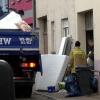Polizisten und Helfer des Technischen Hilfswerks räumen Möbelstücke aus einer Wohnung in Plankstadt: Beamte des SEK hatten zwei Wohnungen durchsucht.