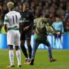 Ein Celtic-Anhänger versucht PSG-Profi Kylian Mbappe (M) zu attackieren.
