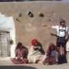 1984, die Wüste Thar in Vorderindien: Georg Kirner, eindeutig an der Tracht zu erkennen, kommt mit Einheimischen ins Gespräch.