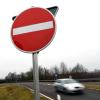Achtung, hier nicht weiterfahren: An der B2-Ausfahrt Nordendorf warnen Schilder vor dem falschen Weg.