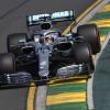 Lewis Hamilton lässt auf der Rennstrecke in Melbourne die Konkurrenten hinter sich.