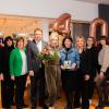 Oberbürgermeister Frank Kunz gratuliert Cathrin Schneider und den Fashion-Stylistinnen aus dem Women Store Dillingen.