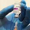 Medizinisches Personal befüllt eine Spritze mit dem Corona-Impfstoff von Astrazeneca. Impfstoffe gegen das Coronavirus sind derzeit weltweit gefragt. 