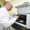 Professor Bruno Märkl vom Uniklinikum Augsburg freut sich über das hochmoderne Nanostring-Gerät zur Krebsdiagnose.