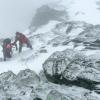 In diesem Fall überlebte der Bergsteiger: Das Foto vom 1. Juni 2014 zeigt die Rettung eines völlig erschöpften Mannes auf dem Großglockner. 