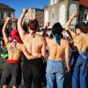 Weil sie sich diskriminiert fühlten, protestierten Frauen mit nacktem Oberkörper auf dem Rathausplatz.