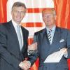Der Stellvertretende Vorstandsvorsitzende der Sparkasse, Uwe Leikert (links), nahm vom Vizepräsidenten des Sparkassenverbands Bayern, Professor Rudolf Faltermeier, die Auszeichnung „Bayern-Star“ entgegen.  