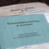 In den blauen Umschlag kommt der Stimmzettel. Bei der Briefwahl kommt es auch darauf an, die Wahlunterlagen korrekt zu verpacken. 