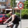 Tempo 30 gilt seit etwa zwei Wochen in der Schlossstraße in Meitingen (unser Bild). Doch vielen Meitinger Autofahrern fällt es wohl schwer, auf dieser Hauptverkehrsachse vom Gas zu gehen. 