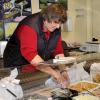 Barbara Mayrock verkauft für die Fischzucht Sandau am Bauernmarkt in Landsberg frischen Fisch.