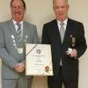 Genderkingens Bürgermeister Roland Dietz (links) hat Josef Keller für dessen Verdienste mit der Bürgermedaille ausgezeichnet. 	 	