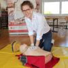 Rettungssanitäterin Maria Lehner vom Kreisverband des Roten Kreuzes zeigt, was jeder Ersthelfer sofort tun sollte, wenn jemand einen Schlaganfall erleidet. 