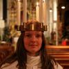 Die 15-jährige Laura Kreupels trägt als Lichtbringerin Santa Lucia den sechsflammigen Messingleuchter auf dem Kopf. 
