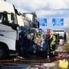 Einsatzkräfte der Feuerwehr sichern bei St. Leon-Rot in Baden-Württemberg die eine Unfallstelle auf der A5.