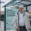 Die Jahreskarte für den Bus hat Joachim Wehnelt mit dabei. Der Rentner ist froh, dass er nicht mehr Auto fahren muss. Seine Gesundheit würde es gar nicht mehr zulassen. 