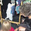 Großes Interesse zeigten die Kinder, als diese hinter die Bühne durften, um die liebevoll gestalteten Marionetten zu bewundern. 
