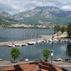 Der Comer See in Norditalien ist von den Ausläufern der Alpen umgeben. Dieses Foto zeigt den Hafen von Valmadrera. Im Hintergrund ist auf der gegenüberliegenden Uferseite die Stadt Lecco zu sehen. 