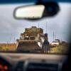 Ukrainische Militärfahrzeuge fahren auf einer Landstraße im befreiten Gebiet in der Region Charkiw.