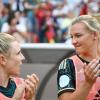 Die deutschen Fußballerinnen der Nationalmannschaft Svenia Huth (l) und Alexandra Popp.