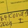 In einem Impfausweis ist der Eintrag einer Erstimpfung gegen das Coronavirus zu lesen. Ab dem Sommer sollen entsprechende Nachweise auch digital möglich sein.