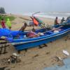 Vorbereitung auf den Tropensturm «Pabuk»: Männer schieben in Songkhla ein Fischerboot an einen sichereren Ort.