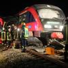 Bei einem Zusammenstoß in Breitenbrunn sind am Freitagabend zwei Personen schwer verletzt worden. Die Fahrerin eines Linienbusses hatte den Zug übersehen. 