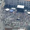 Zum AfD-Parteitag demonstrieren Tausende Gegner in Augsburg. Die Polizei ist mit einem Großaufgebot im Einsatz. Unsere Luftbilder zeigen das Ausmaß.