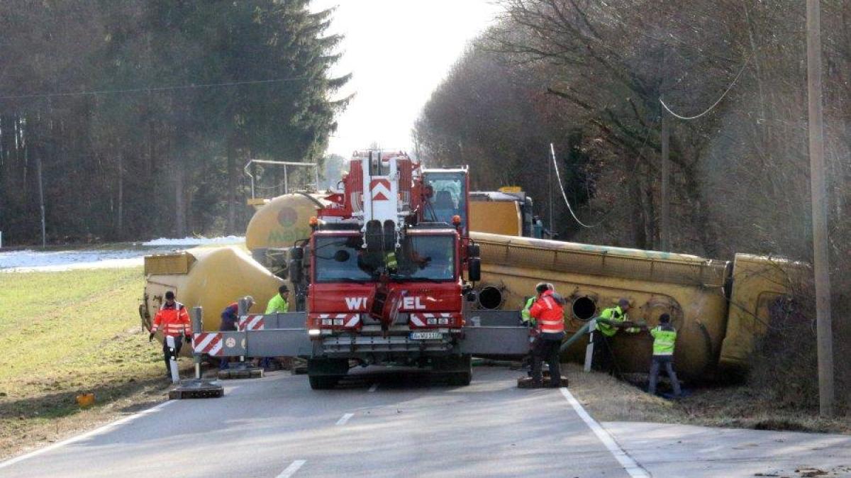 Nach Lkw-Unfall Ist Die B466 Mehrere Stunden Gesperrt