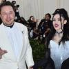 So schillernd Elon Musk selbst ist, so schillernd ist auch seine Freundin, die kanadische Musikerin Grimes, hier bei einer Gala im Mai.